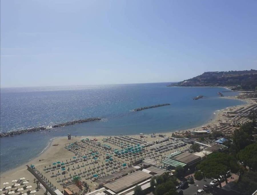 Casa Noemi, A Pochi Passi Dalle Spiagge E Dal Centro Di Arma Di Taggia. Buitenkant foto
